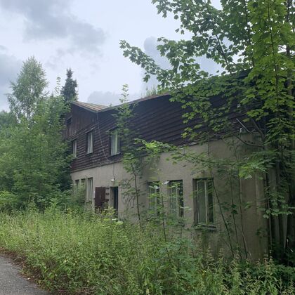 Opuštěný penzion někde v horách