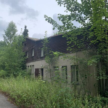 Ein verlassenes Gästehaus irgendwo in den Bergen