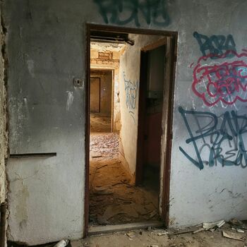 Rozpadlý domek v Praze