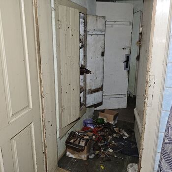 Why did they abandon it? An abandoned, well-preserved farmer's house...