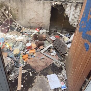 opuštěné parkoviště, restaurace a tělocvična