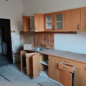 Abandoned farm building_2025