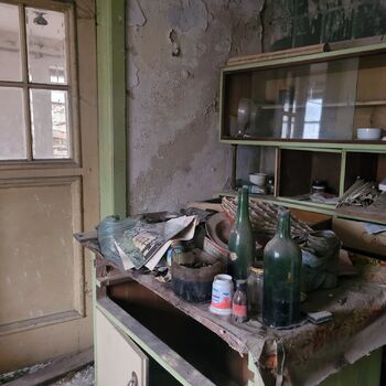 🏡Domeček v lázeňské oblasti je už dlouho opuštěný.