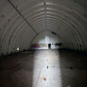 Velitelské stanoviště, bunkry a otevřené pozice s opravdu skvělými graffiti