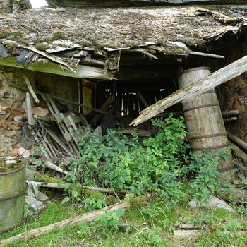 Rozpadající se statek.