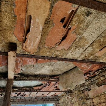 Rozpadlý domek v Praze