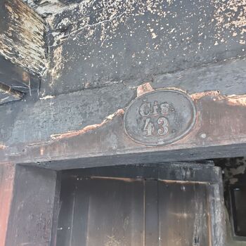 Ausgebrannte Hütte, Standort in der Beschreibung