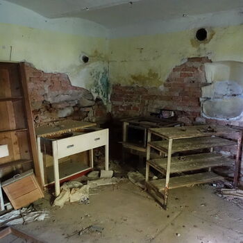 Další chátrající statek