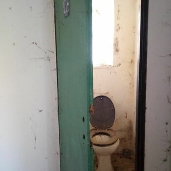 Toaleta místnost staré dveře