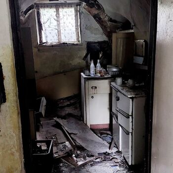 OPUŠTĚNÝ DOMEK U HLAVNÍ SILNICE