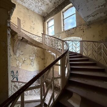 Palác u tlustého pána & přilehlý kolchoz