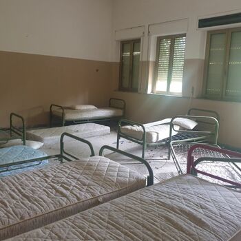 místnost nábytek interiér ložnice dům domácí tabulka Pohovka výzdoba lampa podlaha moderní život