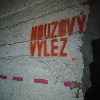 sgrafity dekorace grunge zeď