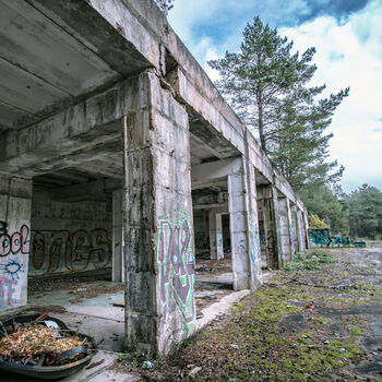 Velitelské stanoviště, bunkry a otevřené pozice s opravdu skvělými graffiti