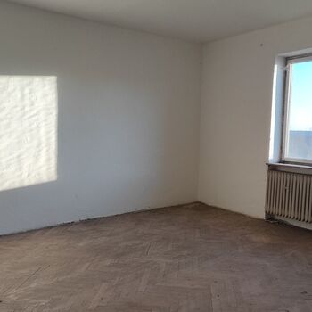 Abandoned farm building_2025