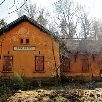 Výpravní budova ještě se zřetelným protektorátním dvojjazyčným názvem Výpravní budova ještě se zřetelným protektorátním dvojjazyčným názvem