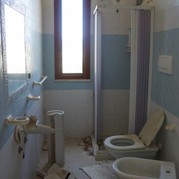 Toaleta koupelna místnost interiér domácí dům nábytek koupel vyčistit