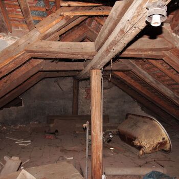 Umkleideraum und Stallungen