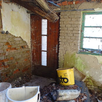 Hájovna ve stráni.