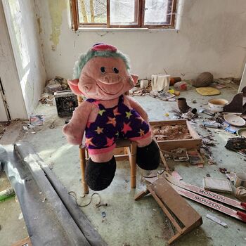 Das Haus beim Plüschtier.