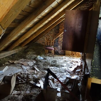 Hájovna ve stráni.