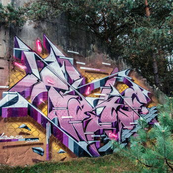 Velitelské stanoviště, bunkry a otevřené pozice s opravdu skvělými graffiti