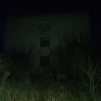 Eine verlassene Schule mit einer Turnhalle