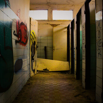 🏕️ Tábor, kde kdysi trávily léto stovky dětí… dnes ho pohlcuje ticho a příroda