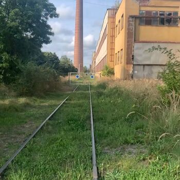 The site and wagons have been abandoned 🚂 🏭