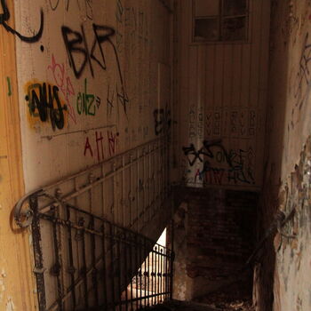 Továrna na tkaní z umělého hedvábí podšívkových materiálů