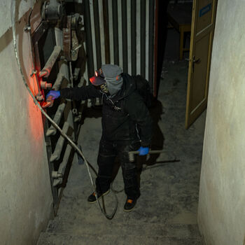 Zachovalý kryt s telefony