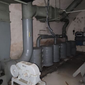 Už se setmělo venku je úplněk.