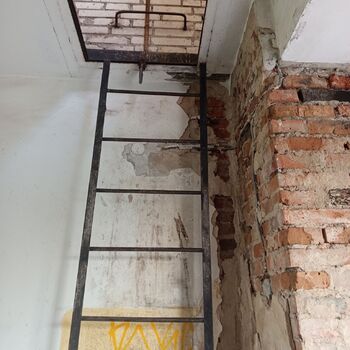 Opuštěná škola s tělocvičnou