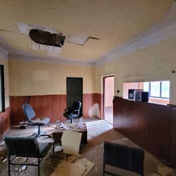 🏰Ein Schloss in Schwierigkeiten. Mit einem großen Keller.