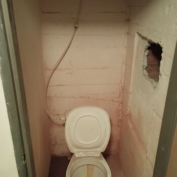 Die Abdeckung unter dem Fertighaus