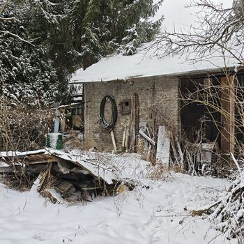 Why did they abandon it? An abandoned, well-preserved farmer's house...