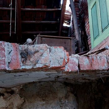 OPUŠTĚNÝ DOMEK U HLAVNÍ SILNICE