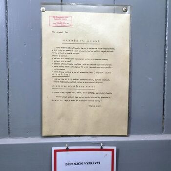 Už se setmělo venku je úplněk.