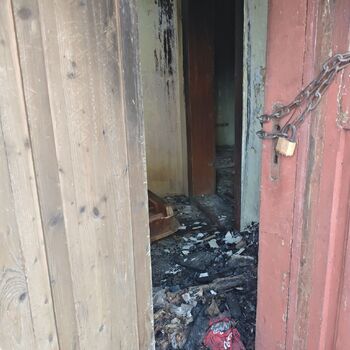 Ausgebrannte Hütte, Standort in der Beschreibung