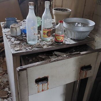 OPUŠTĚNÝ DOMEK U HLAVNÍ SILNICE