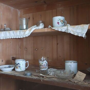 OPUŠTĚNÝ DOMEK U HLAVNÍ SILNICE