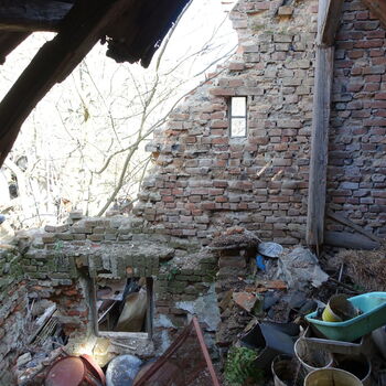 Hájovna ve stráni.