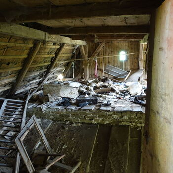 Rozpadající se statek.