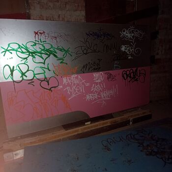 Opuštěná škola s tělocvičnou