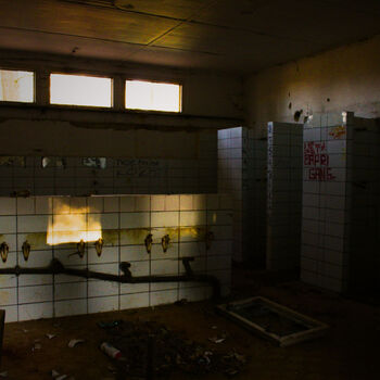 🏕️ Tábor, kde kdysi trávily léto stovky dětí… dnes ho pohlcuje ticho a příroda