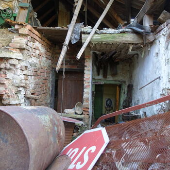 Hájovna ve stráni.