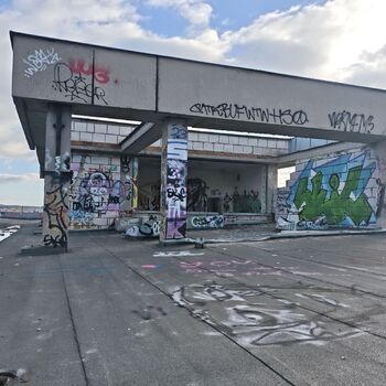 Proč to nedostavěli? Opuštěná železniční poliklinika...