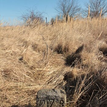 Kilometrovník 27,8 a přejezdový kříž připomínají zarostlou trať Kilometrovník 27,8 a přejezdový kříž připomínají zarostlou trať