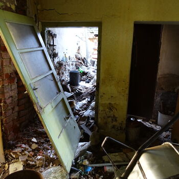 Hájovna ve stráni.