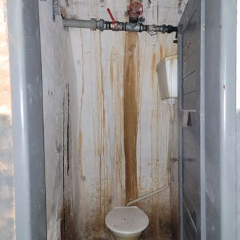 Už se setmělo venku je úplněk.